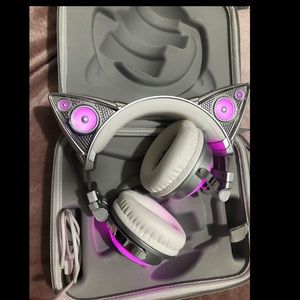 Brookstone Wireless Cat War Headphones Ariana